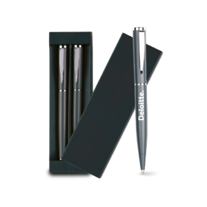 A2202, Set de bolígrafos metálicos de tinta negra: un bolígrafo de punto fino tipo roller con tapa y un bolígrafo con mecanismo retráctil. Presentación: caja color negro.
