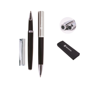 A2314, Set de bolígrafos de acero inoxidable. Un bolígrafo de punto fino tipo roller con tapa y otro bolígrafo con mecanismo retráctil con clip y punta en color plata. Presentación: caja de regalo color negra.