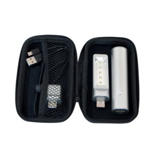 A2494, Kit de accesorios con batería portátil 2200 mAh, lámpara LED y mini ventilador. Incluye estuche y cable de carga.